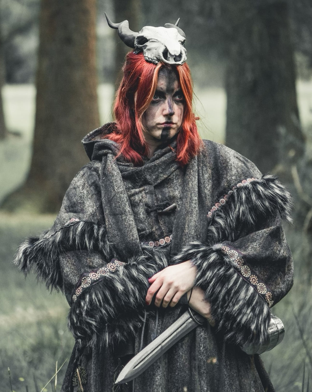 Capuchon LARP enveloppant garni de fourrure - Laine mohair marron et noire avec fausse fourrure noire et grise garnie de tressage