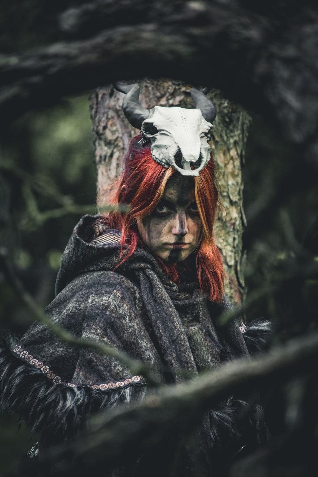 Tenue LARP Arcane Warrior - 3 pièces ; Tunique Bleue & Grise, Capuche Mohair, Ceinture