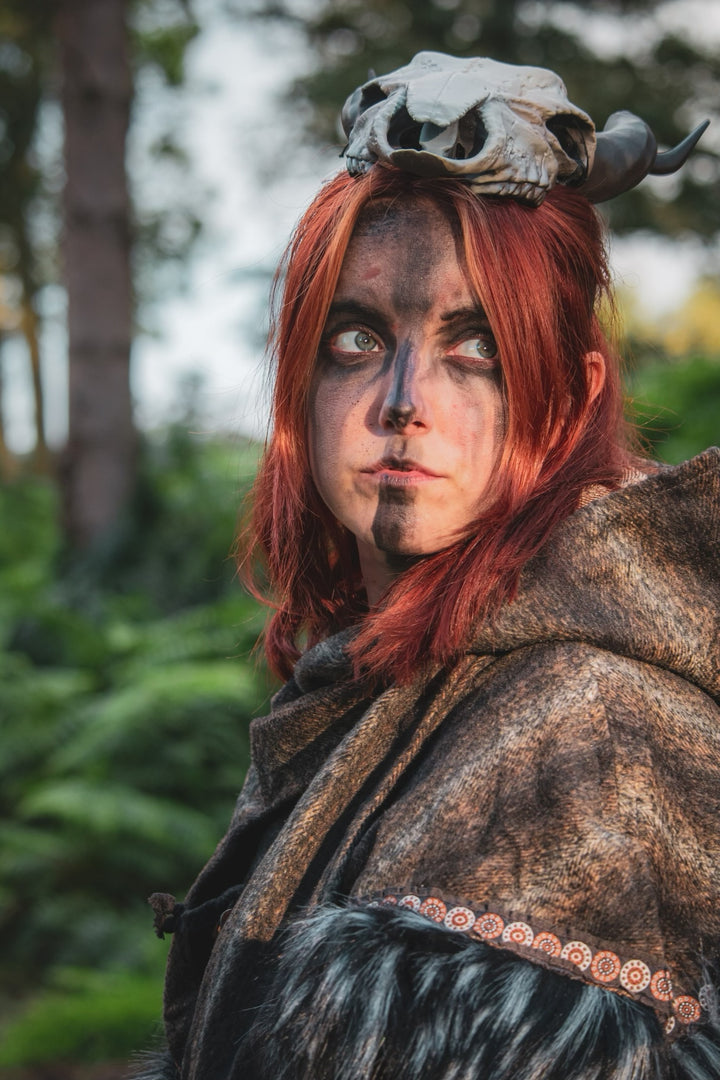 Capuchon LARP enveloppant garni de fourrure - Laine mohair marron et noire avec fausse fourrure noire et grise garnie de tressage