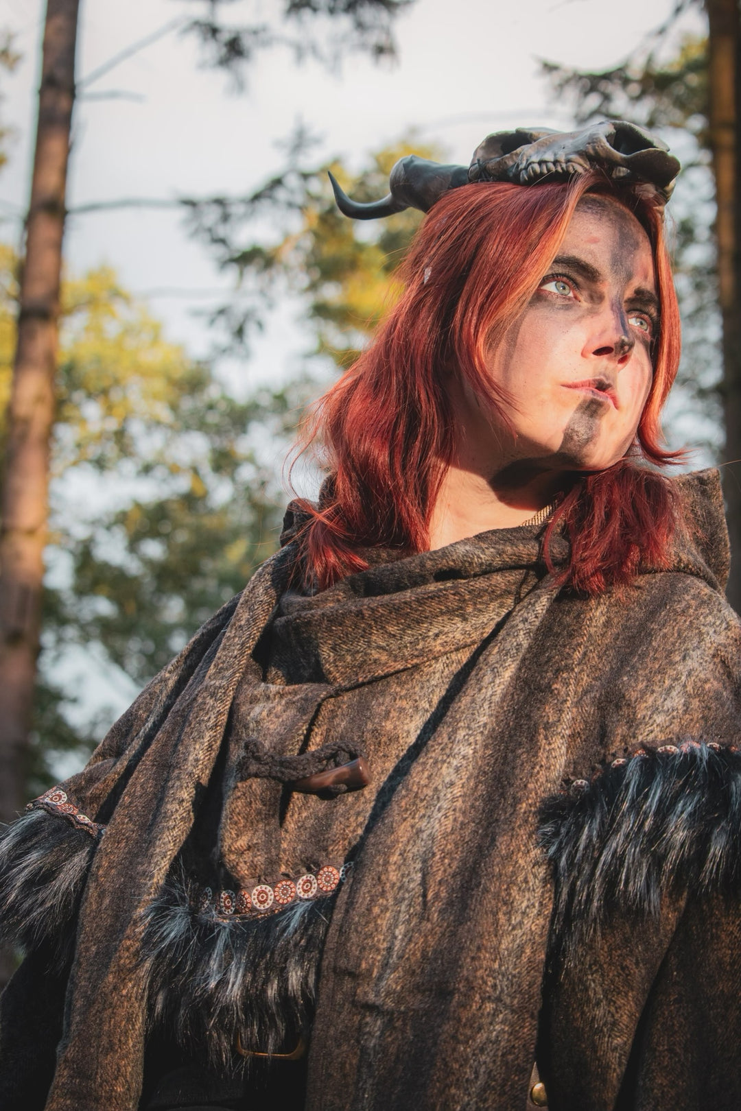 Capuchon LARP enveloppant garni de fourrure - Laine mohair marron et noire avec fausse fourrure noire et grise garnie de tressage