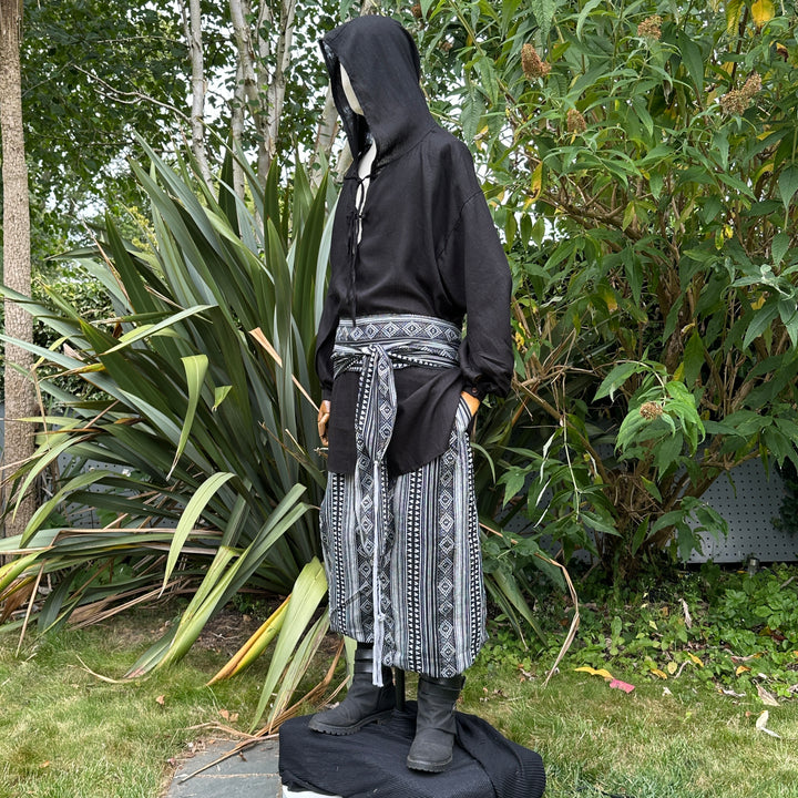 Écharpe LARP avec accessoires décoratifs - Laine gris foncé et noire - Idées cadeaux