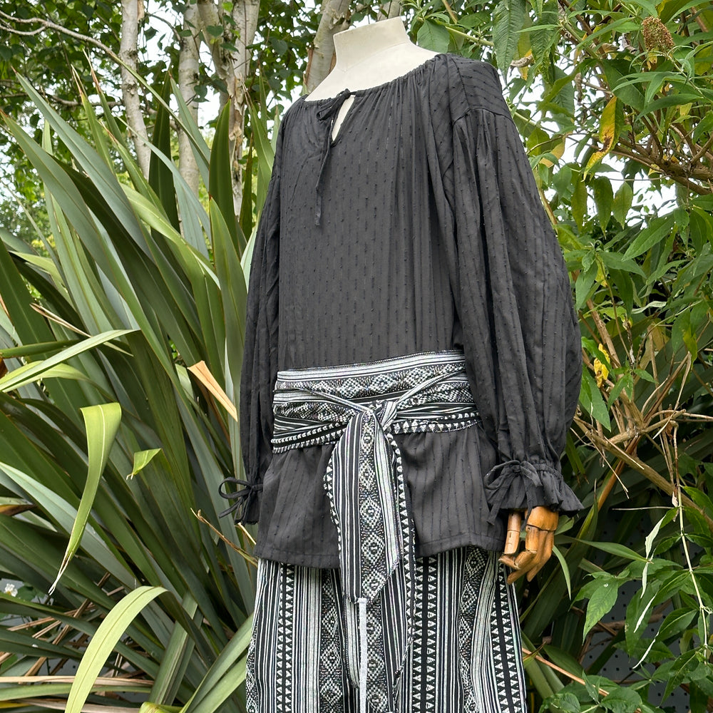 cotton medieval round-neck shirt in black for fantasy costume
