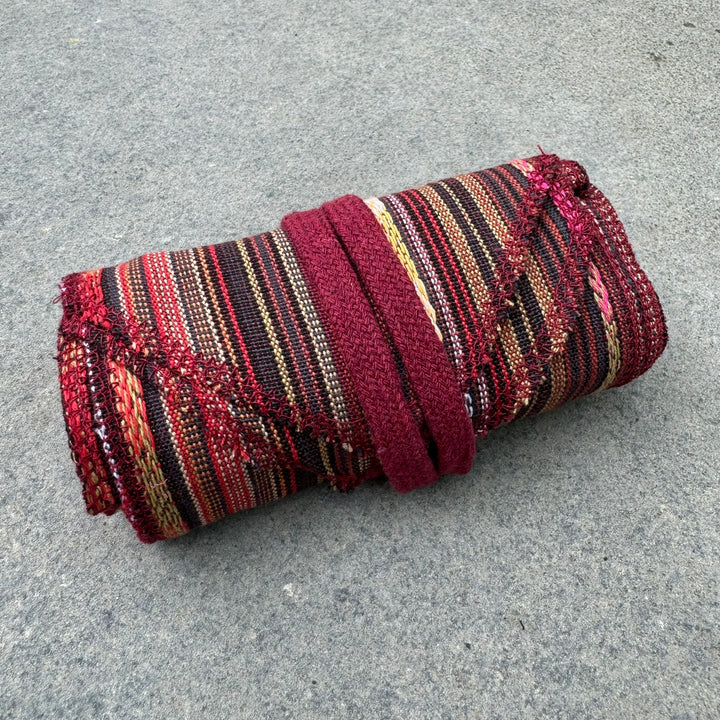 Mittelalterliche dekorative Beinwickel aus Baumwolle – strukturierte Baumwolle – rot gestreifte Wickelgamaschen für Kostüme und Geschenke