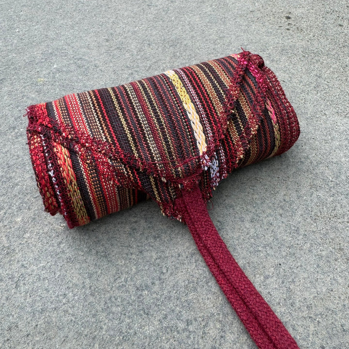 Mittelalterliche dekorative Beinwickel aus Baumwolle – strukturierte Baumwolle – rot gestreifte Wickelgamaschen für Kostüme und Geschenke