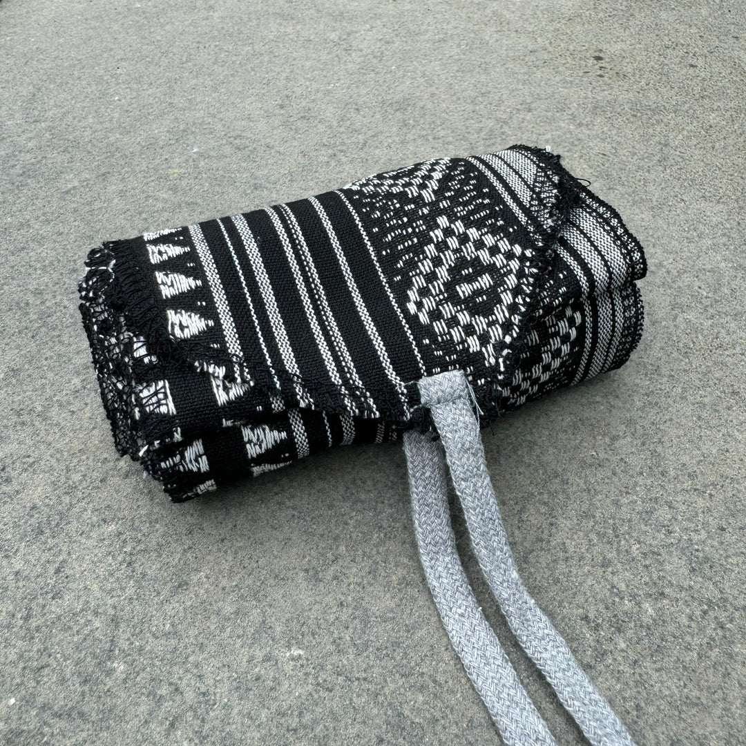 Écharpe LARP avec accessoires décoratifs - Laine gris foncé et noire - Idées cadeaux