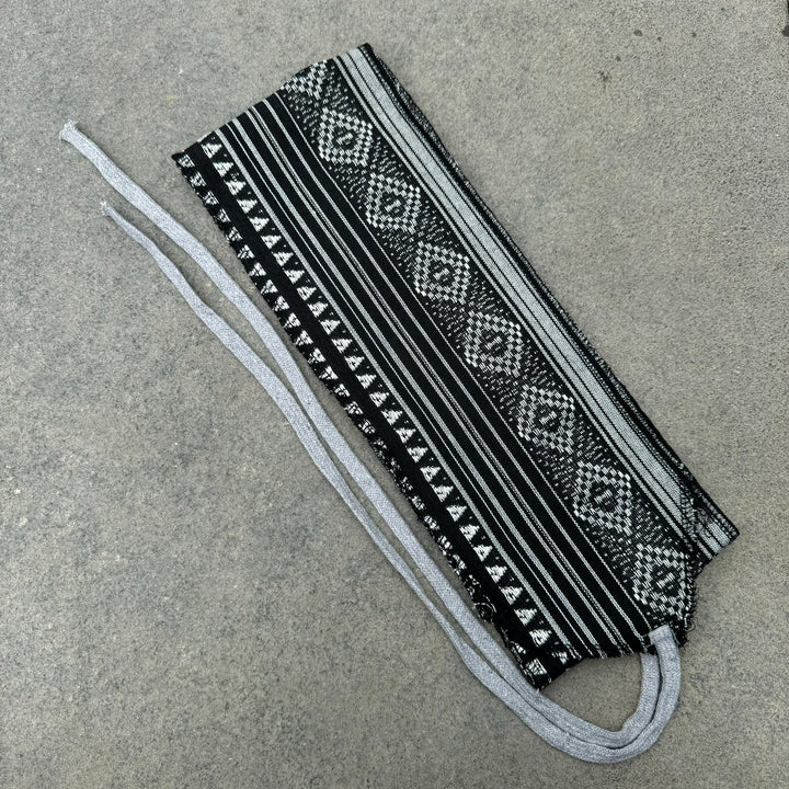 Écharpe LARP avec accessoires décoratifs - Laine gris foncé et noire - Idées cadeaux