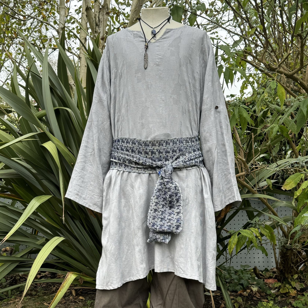 Tenue de LARP Storm Wizard - 5 pièces ; Gilet effet suède bleu, capuche, tunique, brassards, ceinture