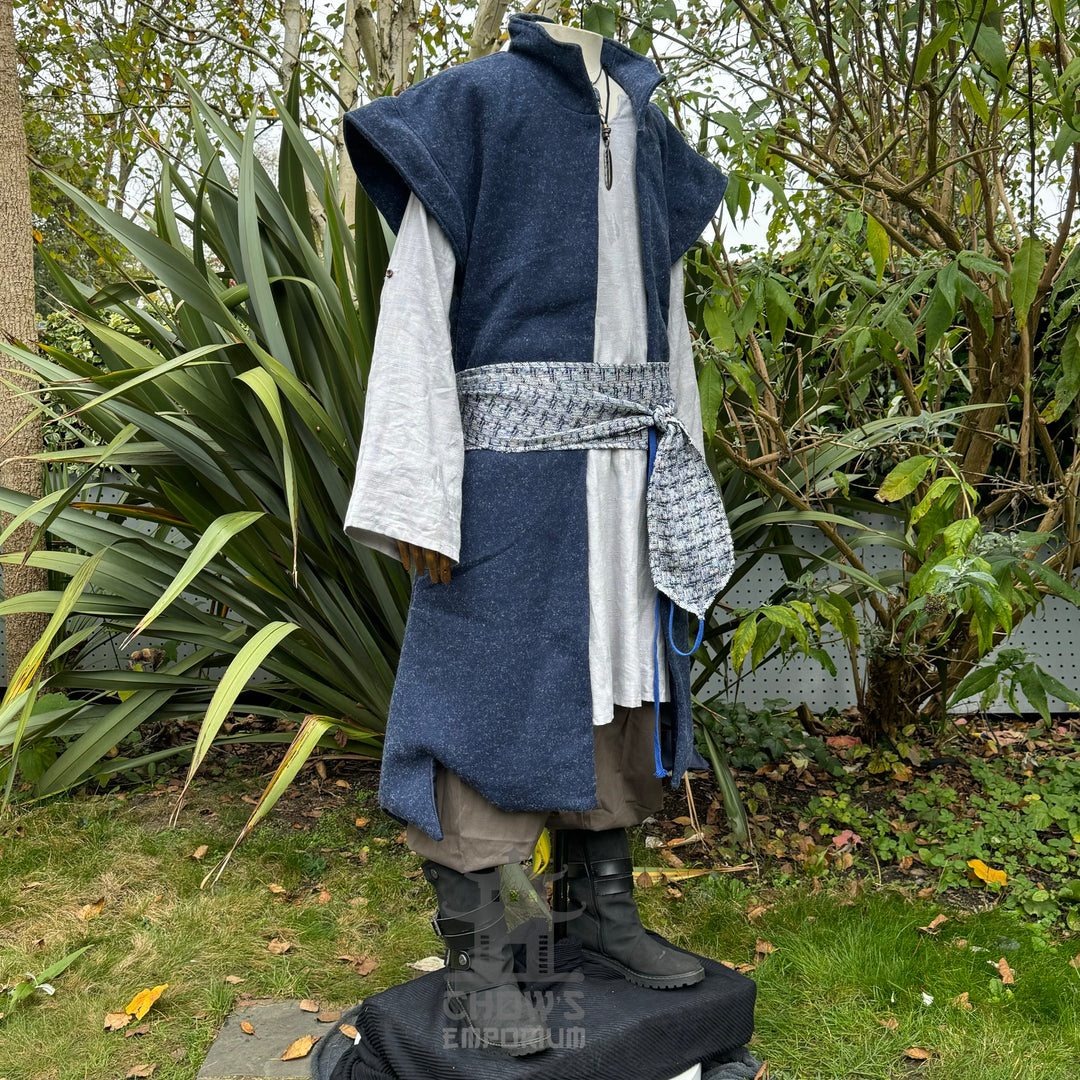 Tenue LARP Azure Warrior - Ensemble de 6 pièces ; Veste Gambeson Rembourrée, Capuche, Tunique, Pantalon, Ceinture
