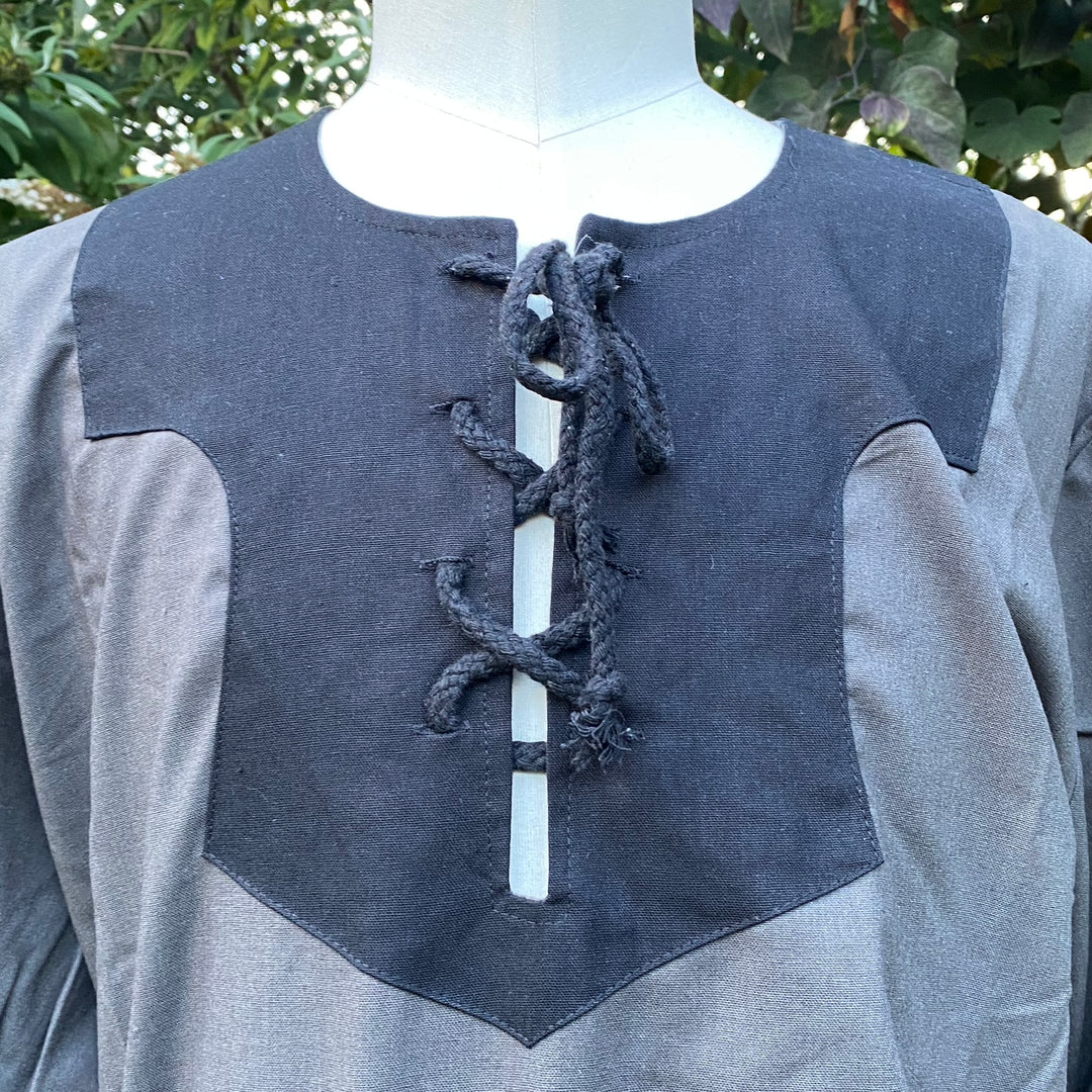 Battle Mage Dark LARP-Outfit – 4-teilig; grau-schwarze Robe mit Kapuze, Tunika, Kapuze, Hose