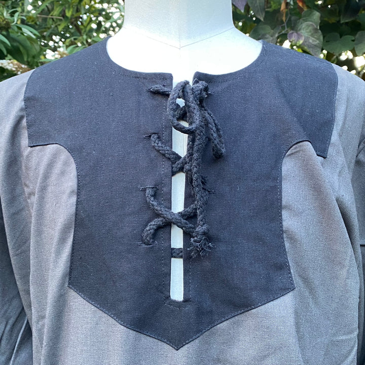 Battle Mage Dark LARP-Outfit – 4-teilig; grau-schwarze Robe mit Kapuze, Tunika, Kapuze, Hose