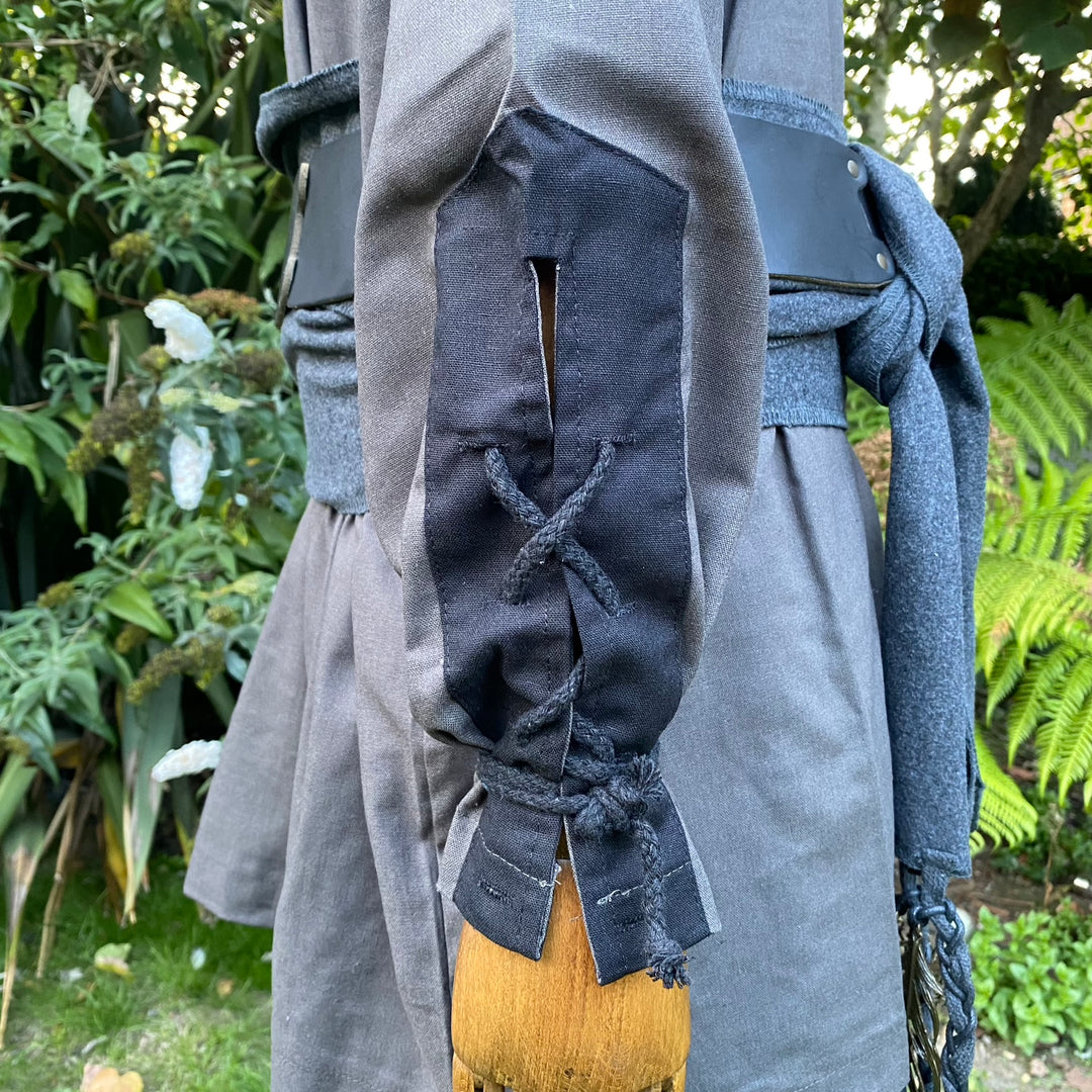 Tenue de GN Battle Mage Light - 4 pièces ; Robe à capuche, tunique, pantalon, ceinture