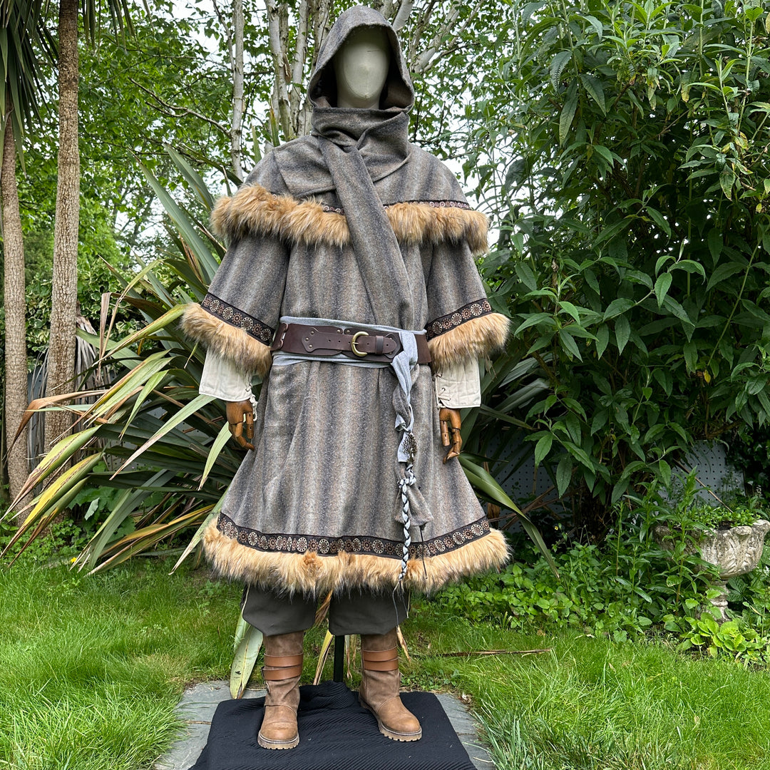 Capuchon LARP enveloppant garni de fourrure - Laine mohair brune et grise avec fausse fourrure noire et grise garnie de tressage