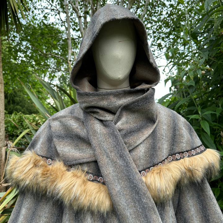 Capuchon LARP enveloppant garni de fourrure - Laine mohair brune et grise avec fausse fourrure noire et grise garnie de tressage