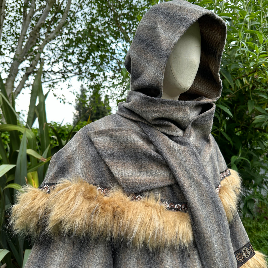 Capuchon LARP enveloppant garni de fourrure - Laine mohair brune et grise avec fausse fourrure noire et grise garnie de tressage