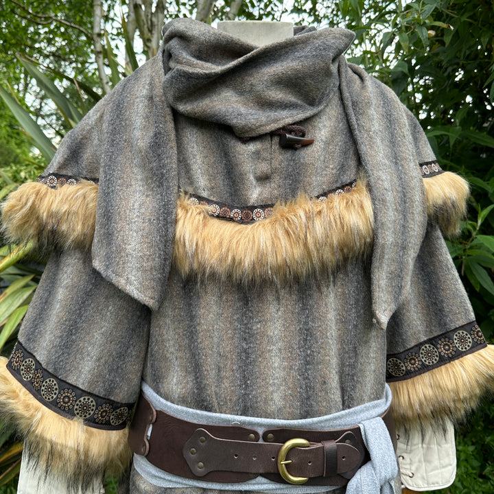 Capuchon LARP enveloppant garni de fourrure - Laine mohair brune et grise avec fausse fourrure noire et grise garnie de tressage