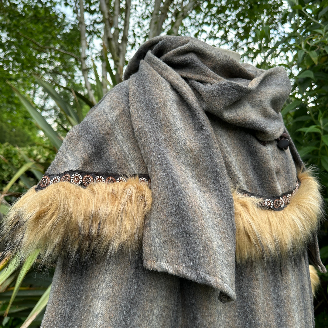 Capuchon LARP enveloppant garni de fourrure - Laine mohair brune et grise avec fausse fourrure noire et grise garnie de tressage
