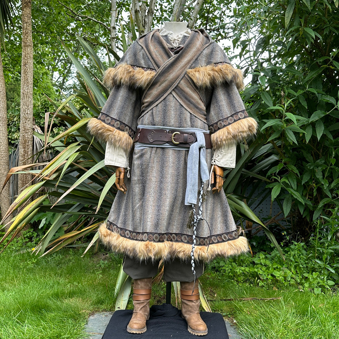Capuchon LARP enveloppant garni de fourrure - Laine mohair brune et grise avec fausse fourrure noire et grise garnie de tressage