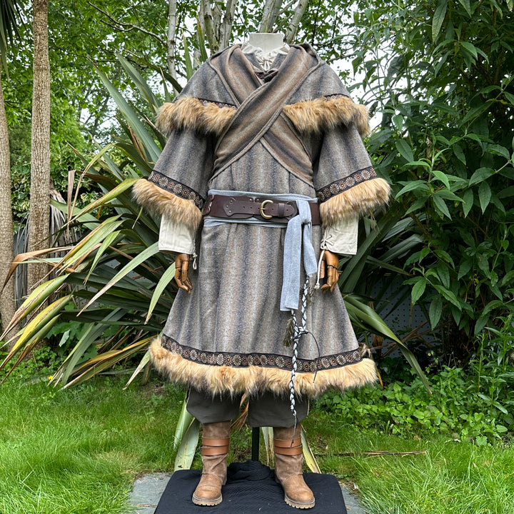 Capuchon LARP enveloppant garni de fourrure - Laine mohair brune et grise avec fausse fourrure noire et grise garnie de tressage