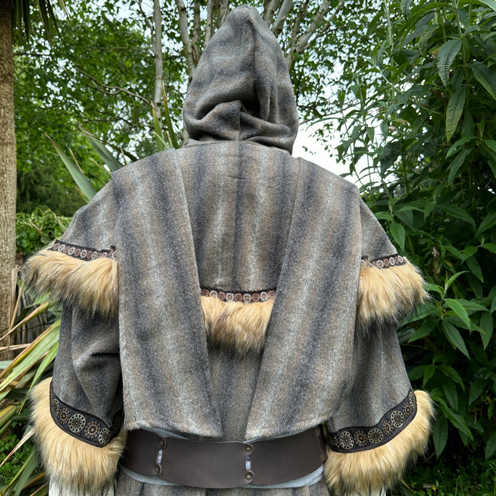 Capuchon LARP enveloppant garni de fourrure - Laine mohair brune et grise avec fausse fourrure noire et grise garnie de tressage