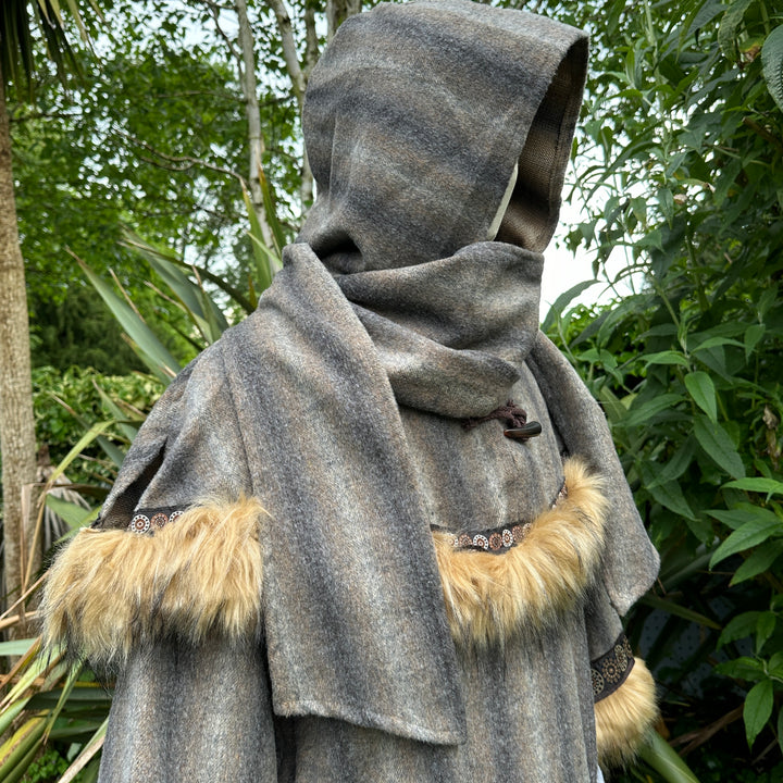 Capuchon LARP enveloppant garni de fourrure - Laine mohair brune et grise avec fausse fourrure noire et grise garnie de tressage