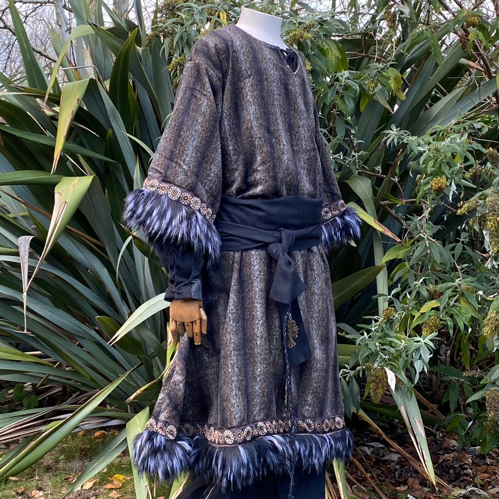 Brown barbarian tunic with fur trim — perfect for LARP, Renaissance faire, and fantasy costumes. Rugged, bold, and ready for adventure.