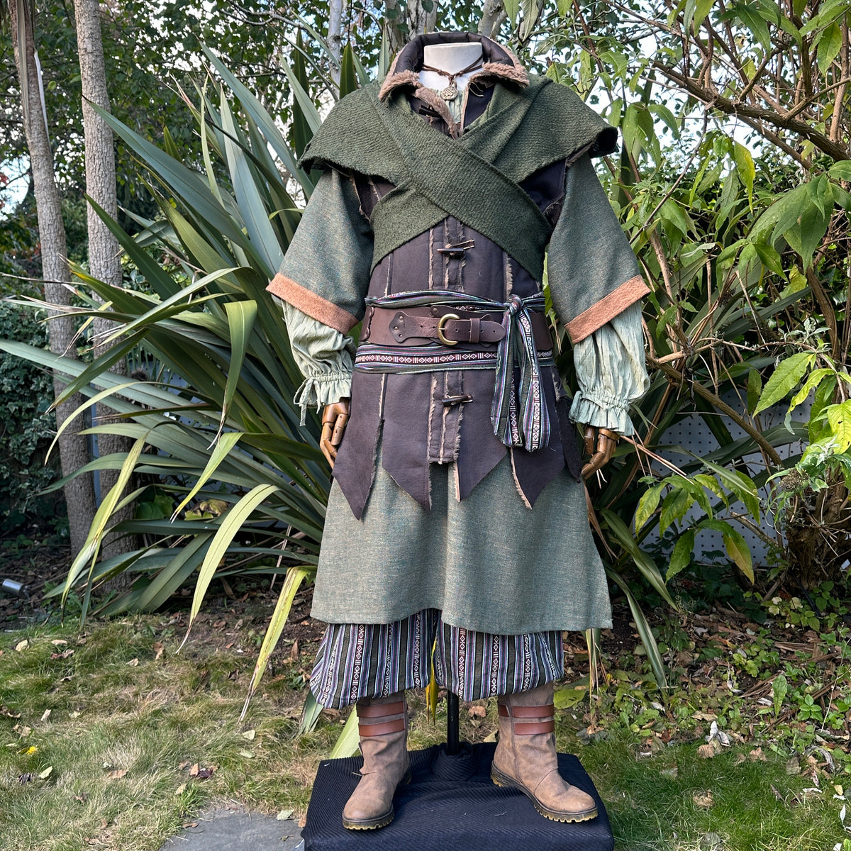 Green wool LARP scarf hood with medieval style, seen from front.