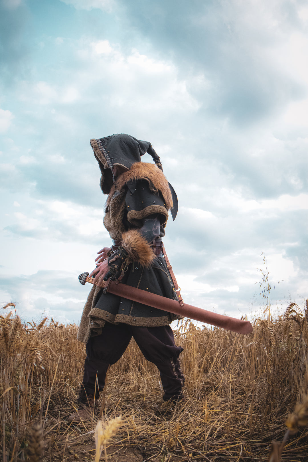 LARP-Outfit „Barbarenmeister“ – 3-teilig: Jacke, verzierte Kapuze, Armschienen – mit braunem Kunstleder-Fleece gefüttert