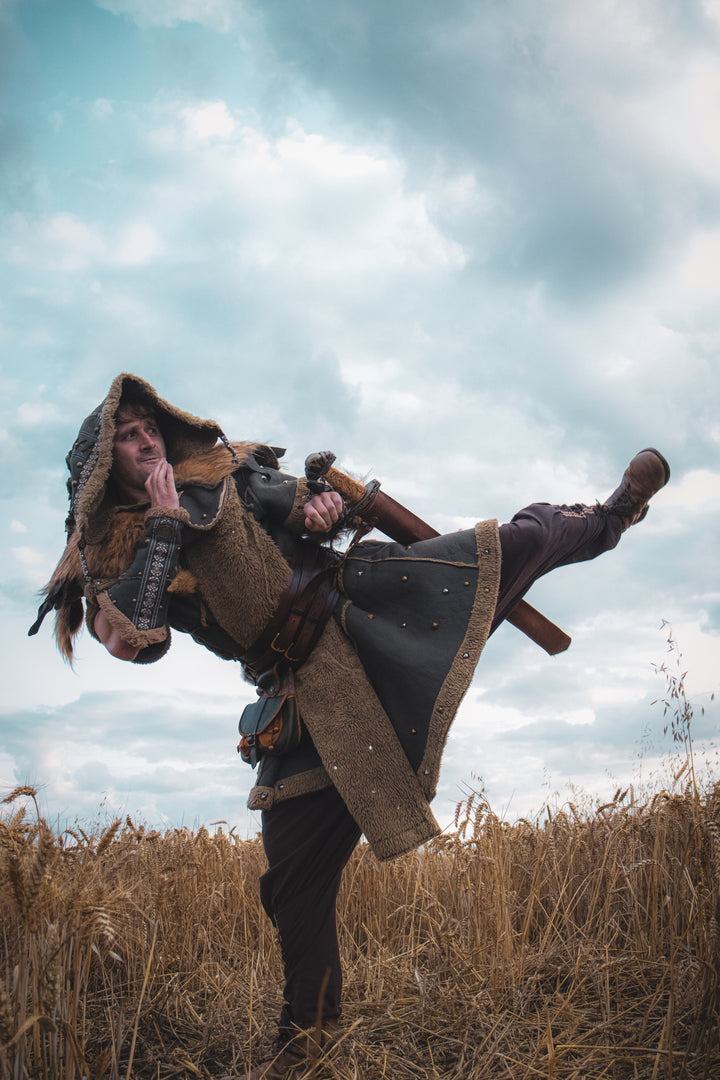 LARP-Outfit „Barbarenmeister“ – 3-teilig: Jacke, verzierte Kapuze, Armschienen – mit braunem Kunstleder-Fleece gefüttert