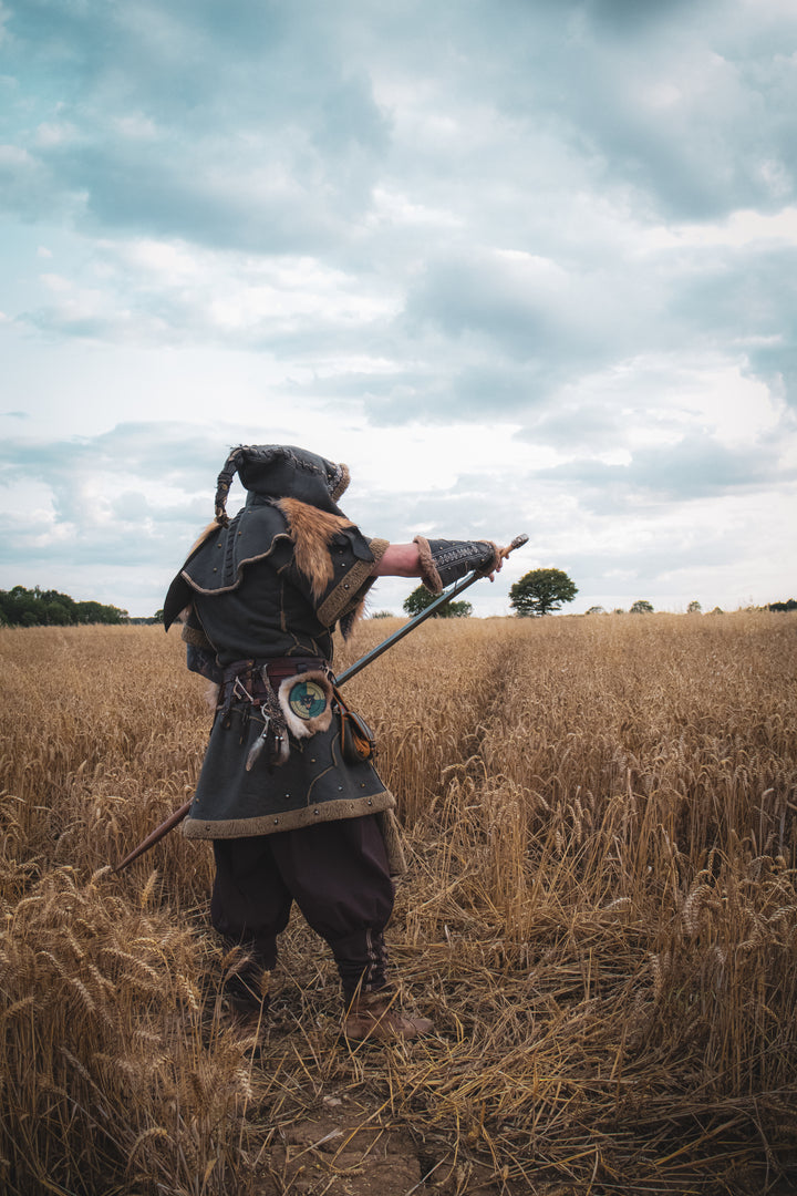 LARP-Outfit „Barbarenmeister“ – 3-teilig: Jacke, verzierte Kapuze, Armschienen – mit braunem Kunstleder-Fleece gefüttert