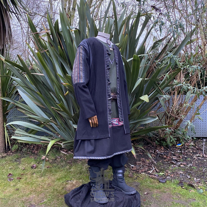 Gilet patchwork orné médiéval - Tissu en faux cuir noir avec doublure en polaire
