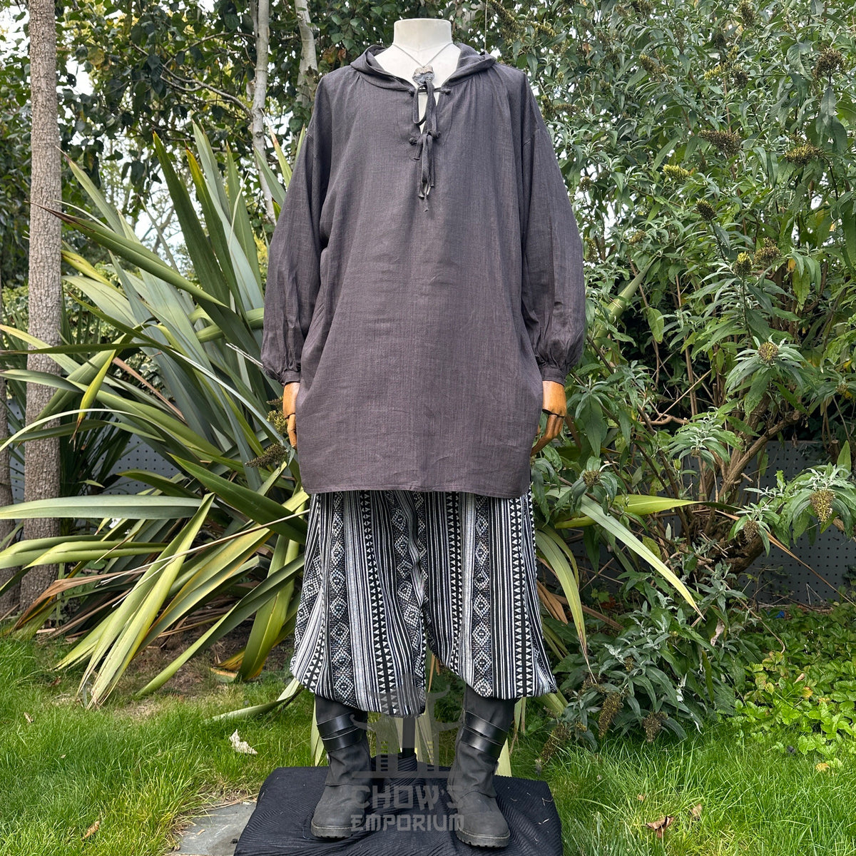 Grey hooded medieval shirt in cotton and linen for LARP, front view.