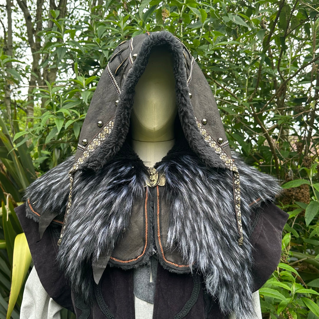 Tenue de LARP Storm Wizard - 5 pièces ; Gilet effet suède bleu, capuche, tunique, brassards, ceinture