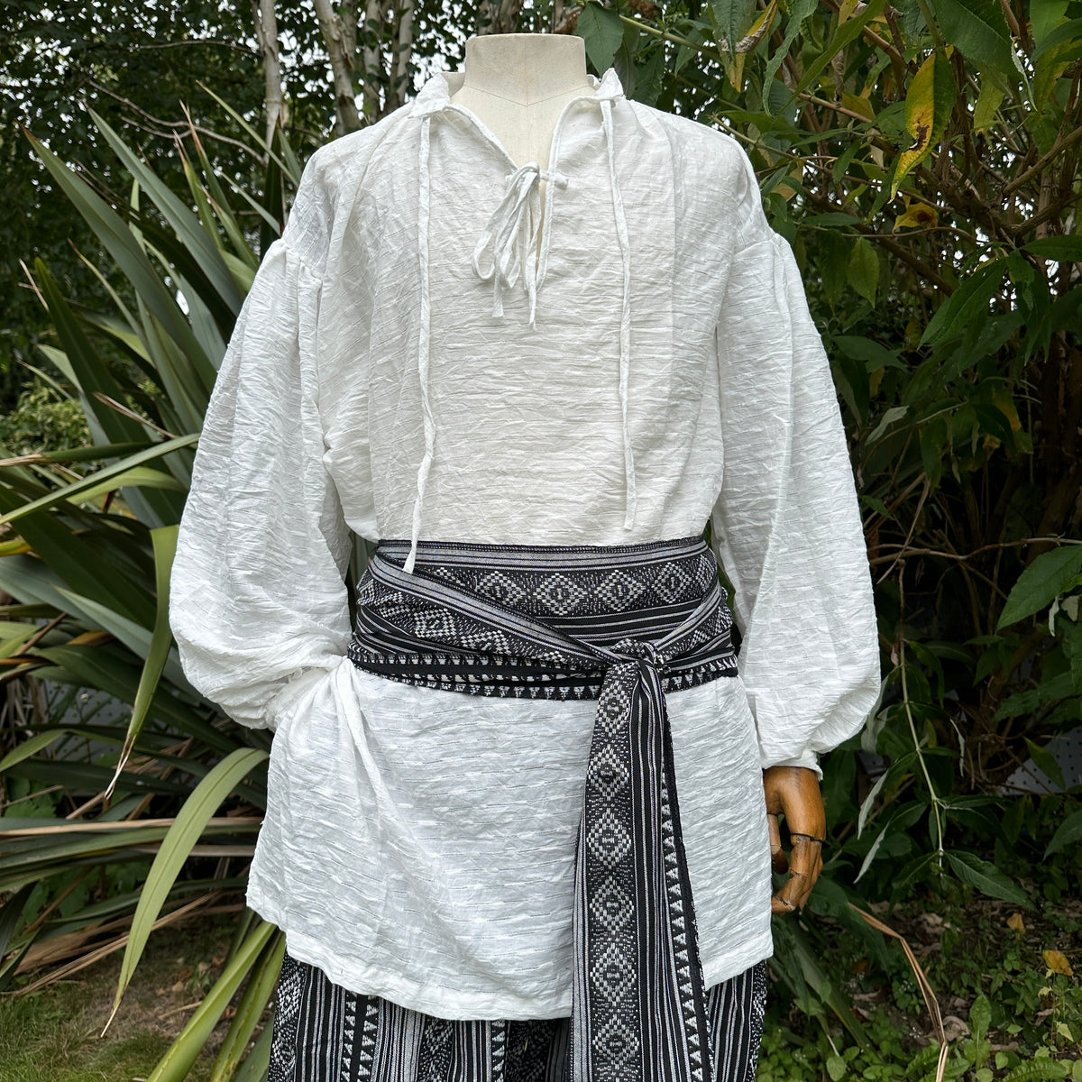 White textured medieval shirt in cotton, with front tie, styled for LARP.