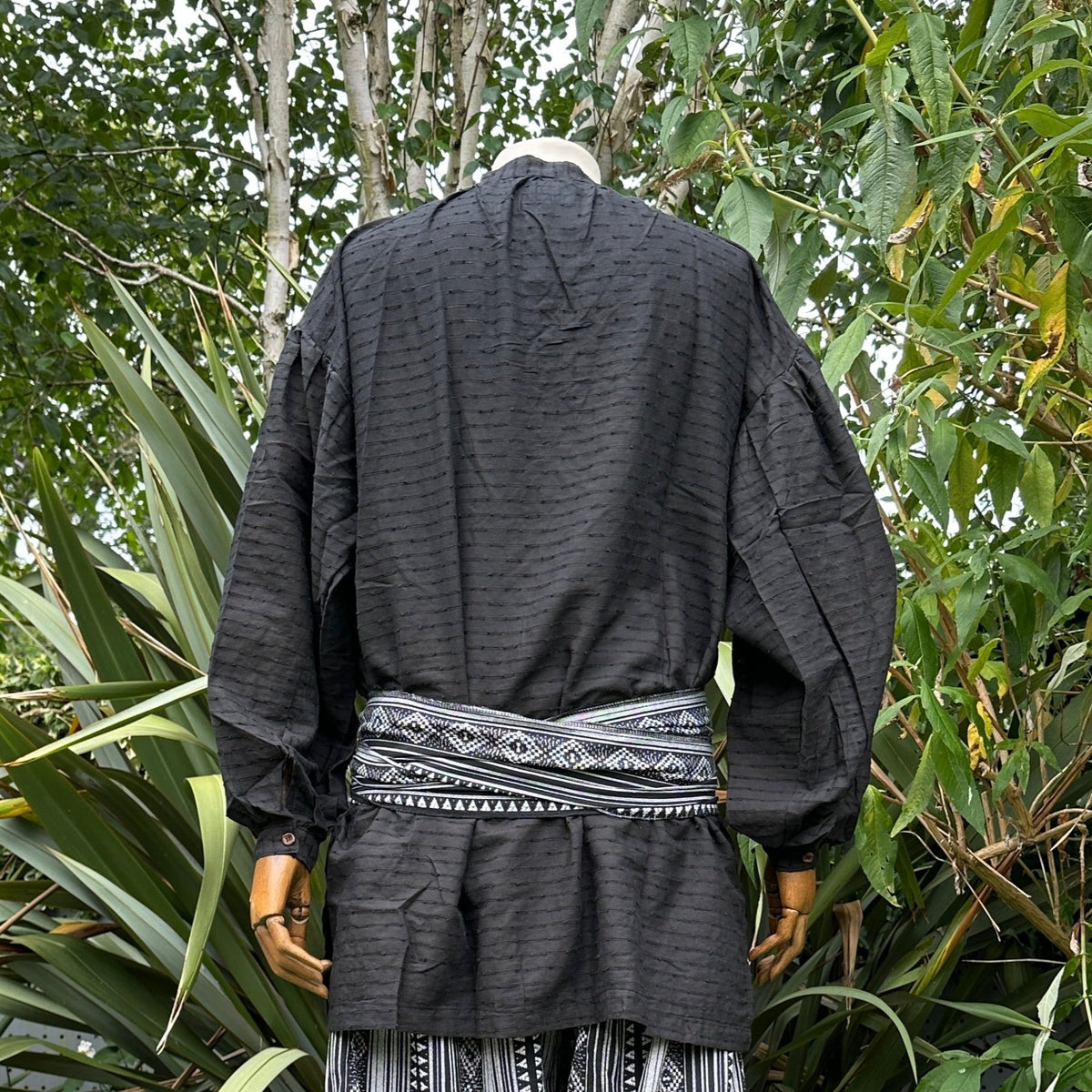 Black textured medieval shirt in cotton and linen, rear view, for LARP.
