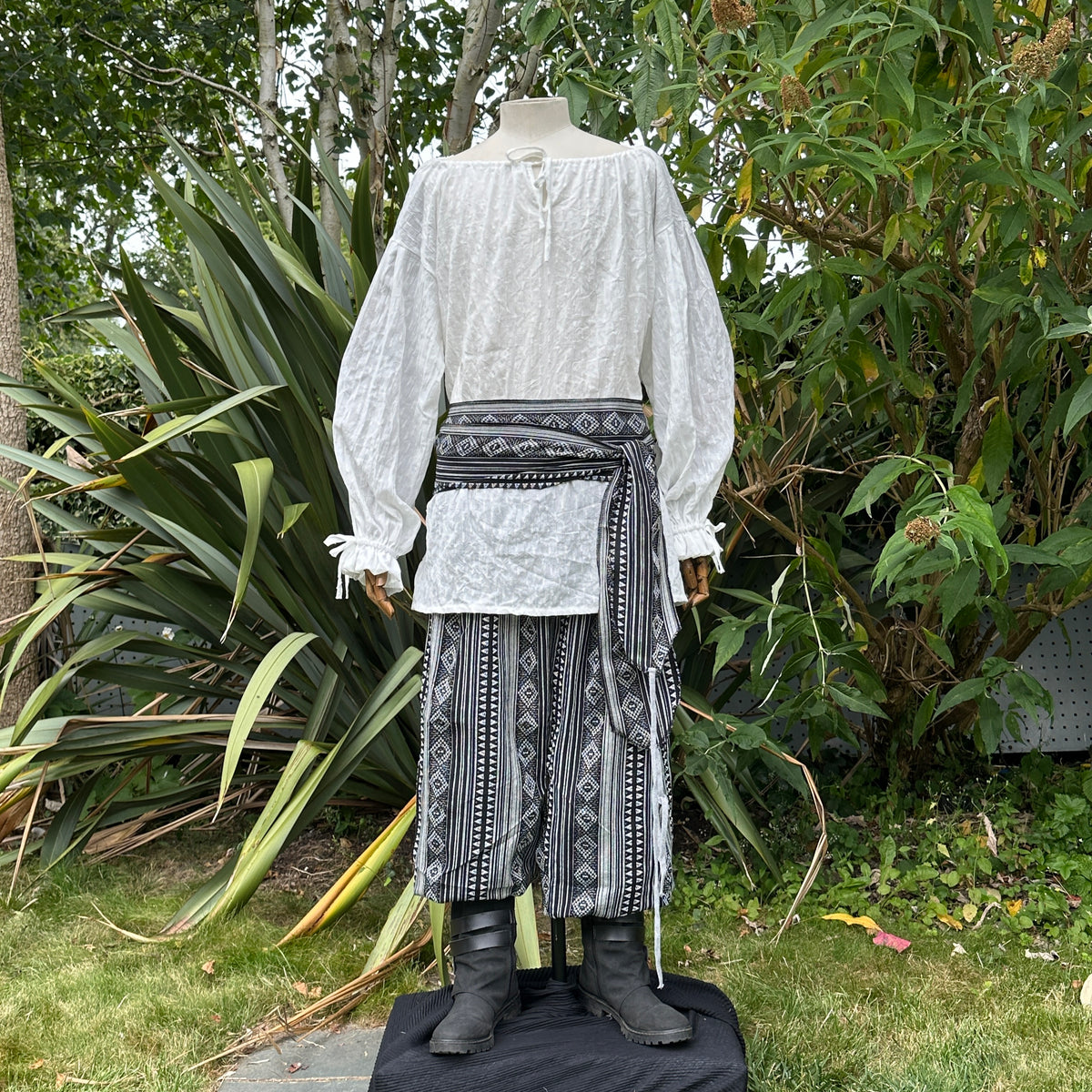 breathable white round-neck medieval shirt for cosplay and LARP.