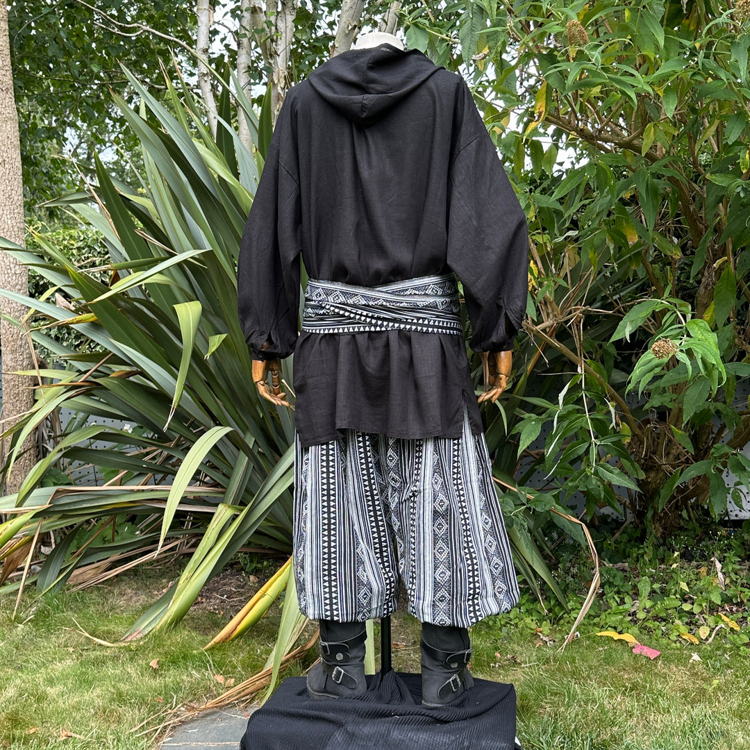 LARP-Basisoutfit - 3-teilig: Kapuzenhemd, schwarz-weiß gemusterte Hose und Schärpe