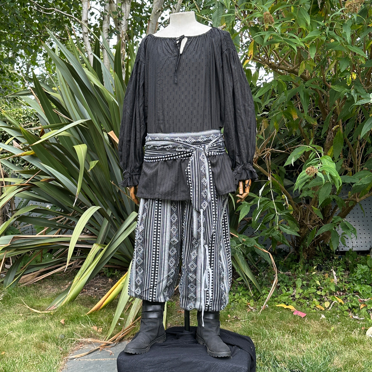 breathable black round-neck medieval shirt for cosplay and LARP.