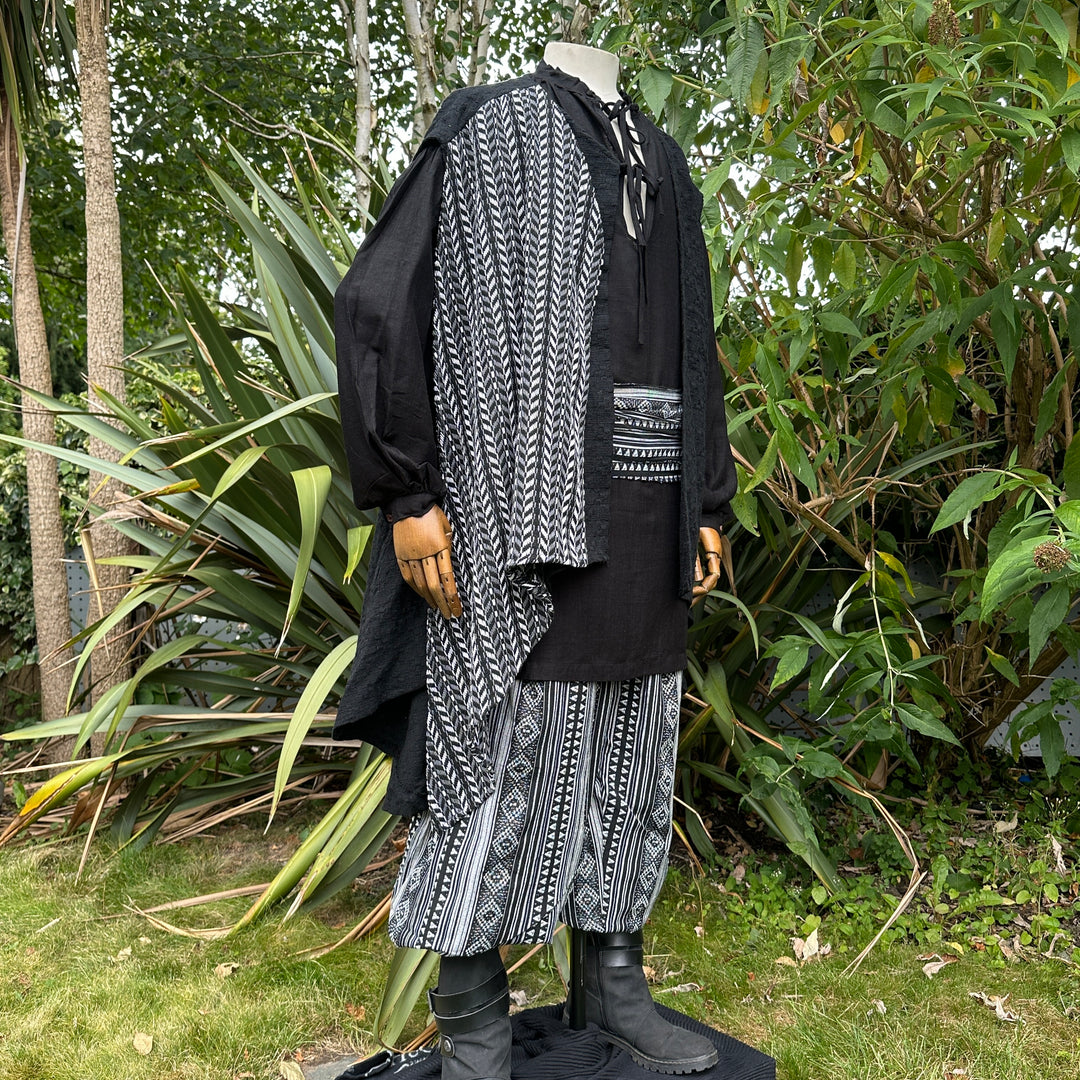 LARP-Outfit „Storm Wizard“ – 5-teilig: Weste in blauer Wildlederoptik, Kapuze, Tunika, Armwickel, Schärpe