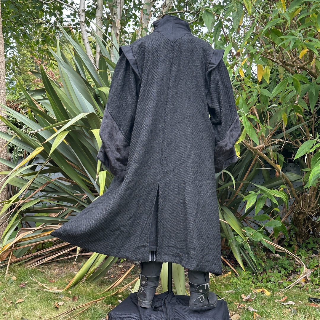 LARP-Robe mit Kapuze – braun-schwarz gemusterte Wolle – locker sitzend, mittlere Länge mit langen Ärmeln