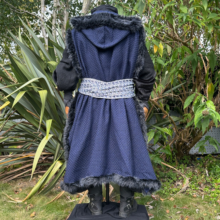 LARP-Robe mit Kapuze – braun-schwarz gemusterte Wolle – locker sitzend, mittlere Länge mit langen Ärmeln