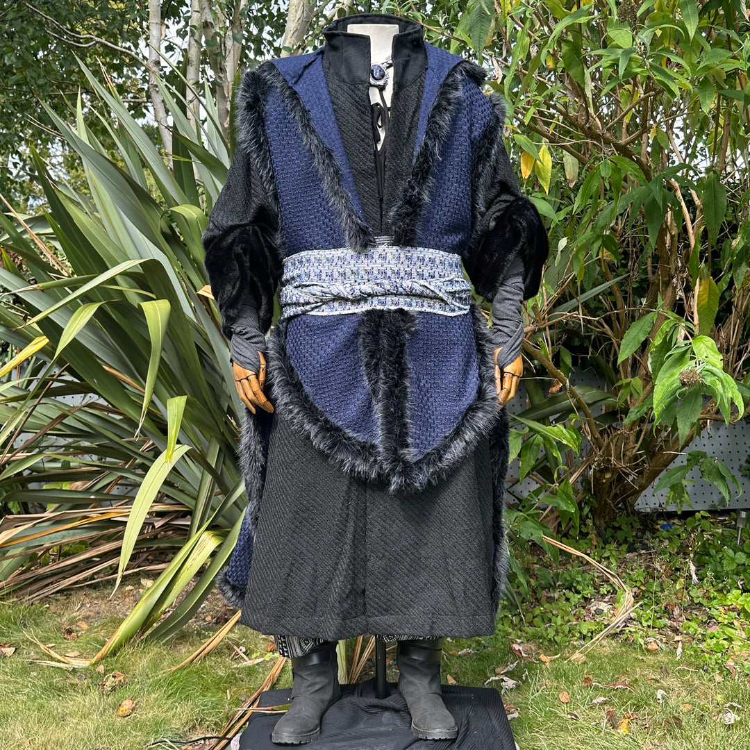 LARP-Robe mit Kapuze – braun-schwarz gemusterte Wolle – locker sitzend, mittlere Länge mit langen Ärmeln