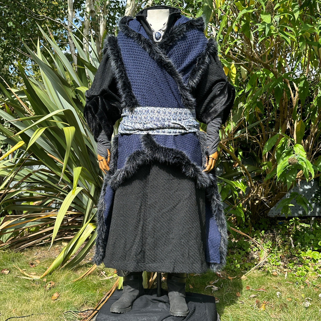 LARP-Robe mit Kapuze – braun-schwarz gemusterte Wolle – locker sitzend, mittlere Länge mit langen Ärmeln