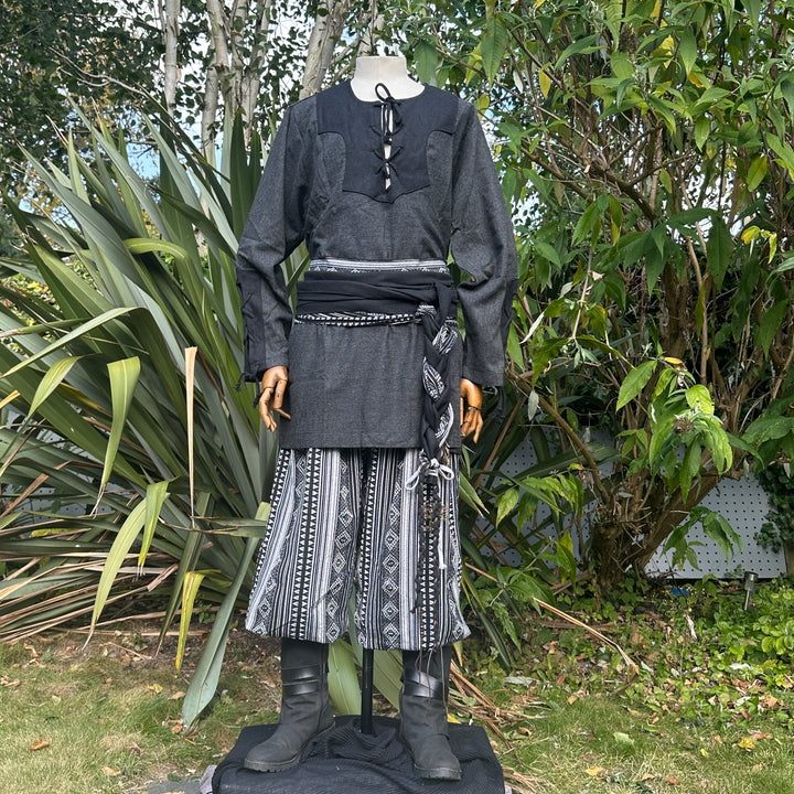 Tenue de base LARP - 3 pièces : tunique, pantalon et ceinture bicolores noir et rouge