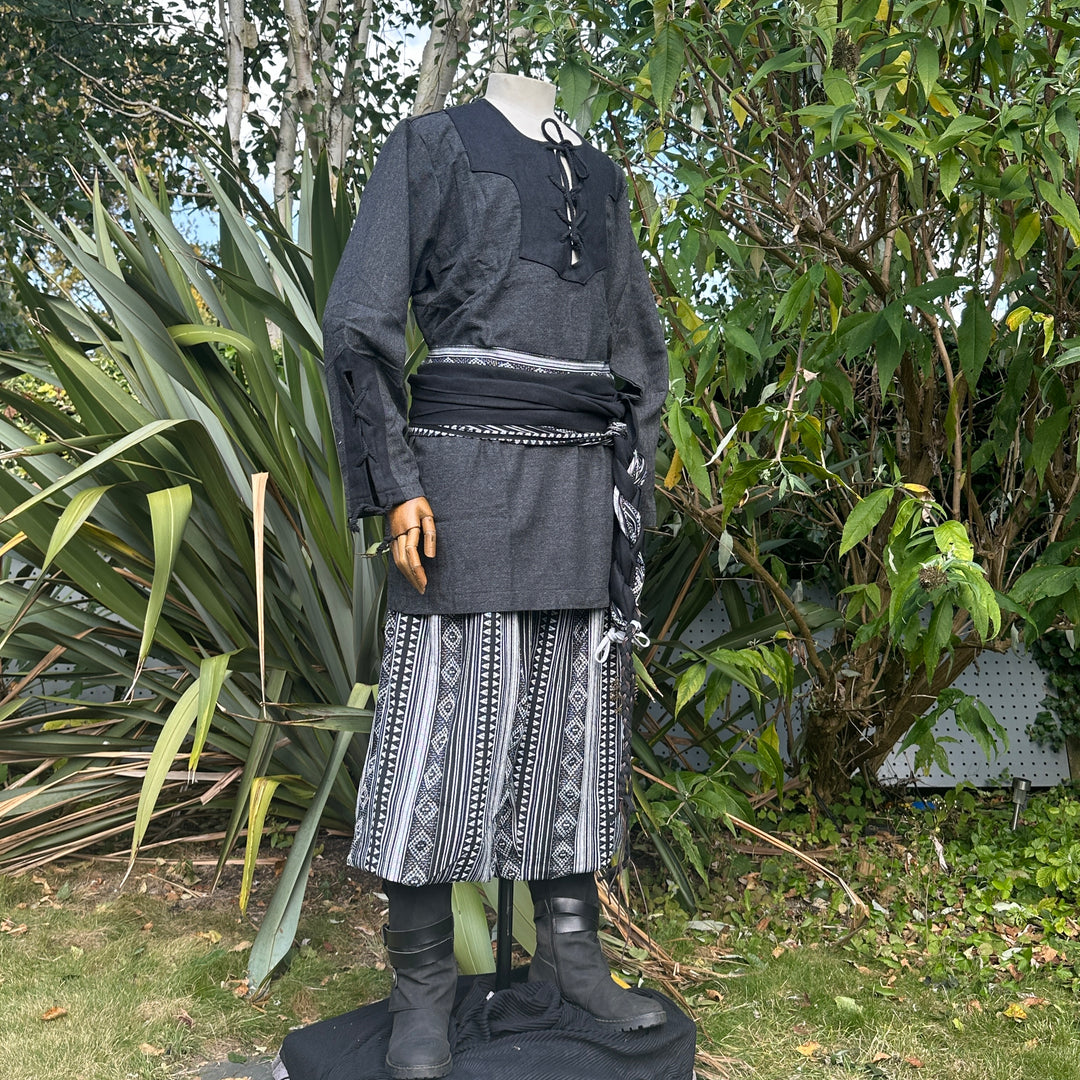 Tenue de base LARP - 3 pièces : tunique, pantalon et ceinture bicolores noir et rouge