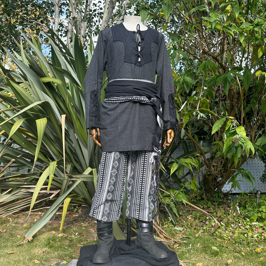 Tenue de base LARP - 3 pièces : tunique, pantalon et ceinture bicolores noir et rouge