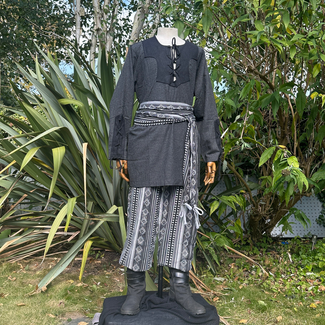 Tenue de base LARP - 3 pièces : tunique, pantalon et ceinture bicolores noir et rouge