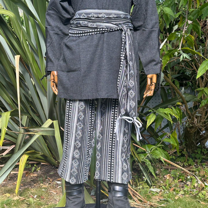 LARP-Basis-Outfit – 3-teilig: Schwarz-rote zweifarbige Tunika, Hose und Schärpe