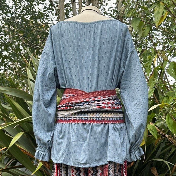 Unisex blue medieval shirt with round neck for LARP.