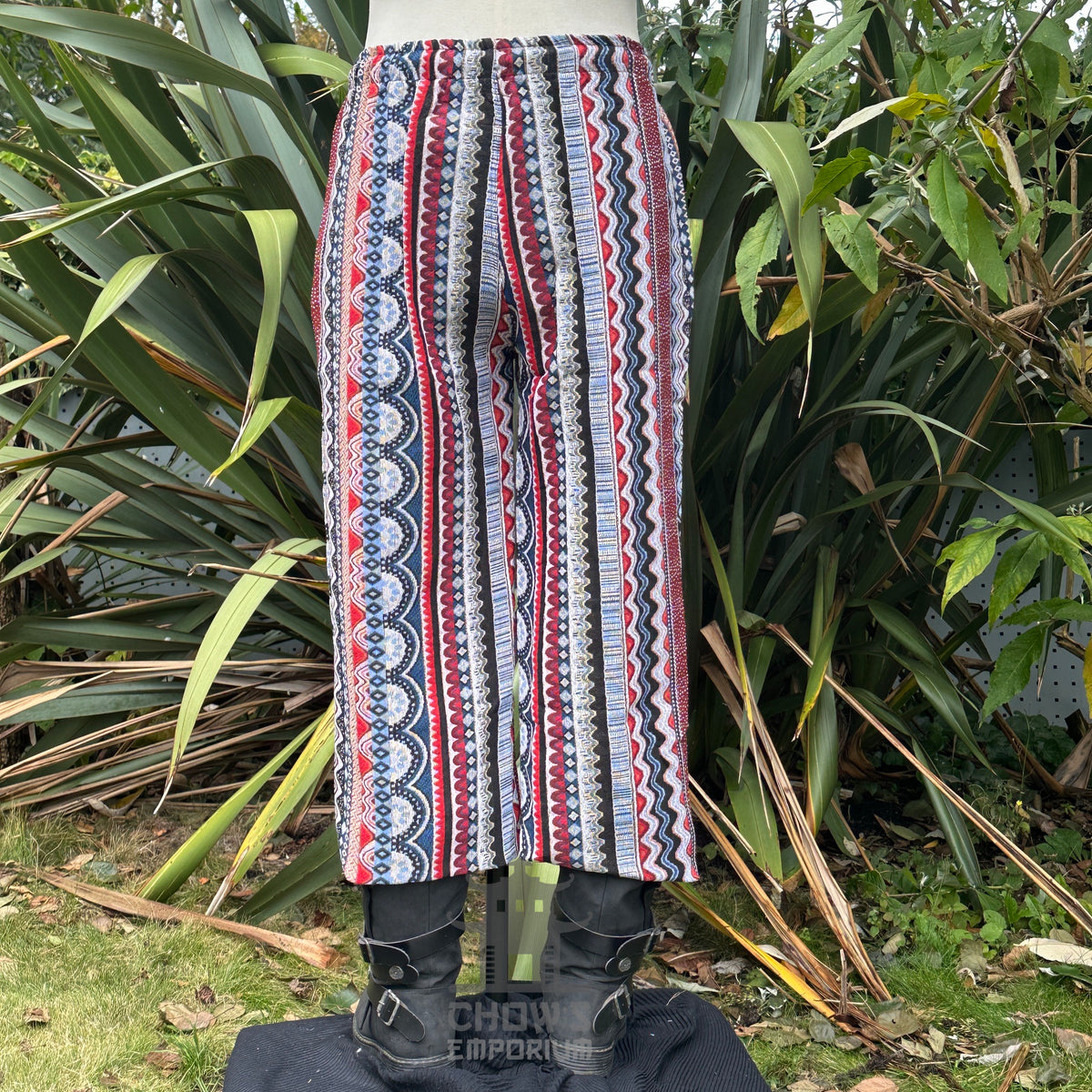 Nordic zigzag cotton medieval pants, red and blue stripes angle.
