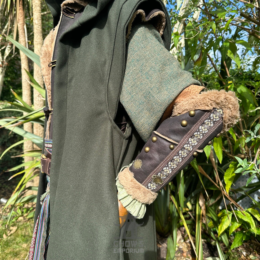 Azure Warrior LARP-Outfit – 6-teiliges Set; gepolsterte Gambeson-Jacke, Kapuze, Tunika, Hose, Gürtel